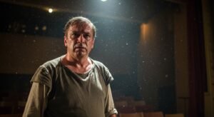 Single Take Drama 'Curtain Call' Explores Faded Star's Ego in Community Theatre